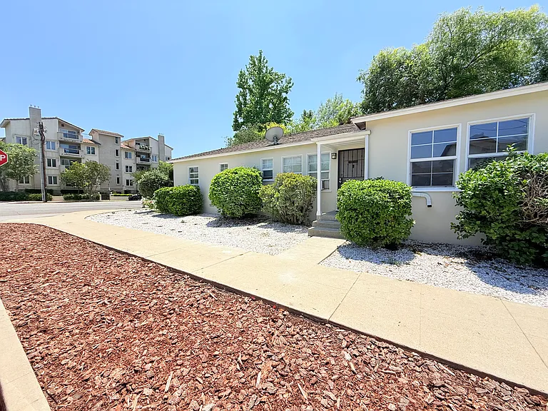 5659 Woodman Ave — Photo 14