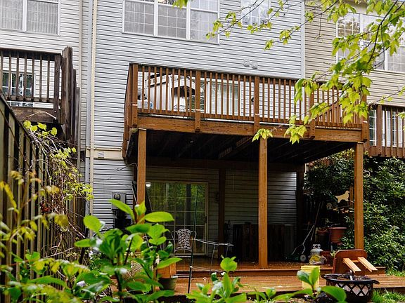 2nd image of 343 Barnfield Sq NE