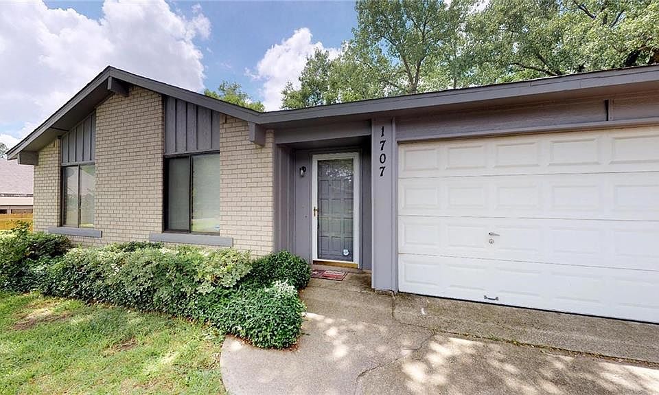 1st image of 1707 Meadowwood Dr