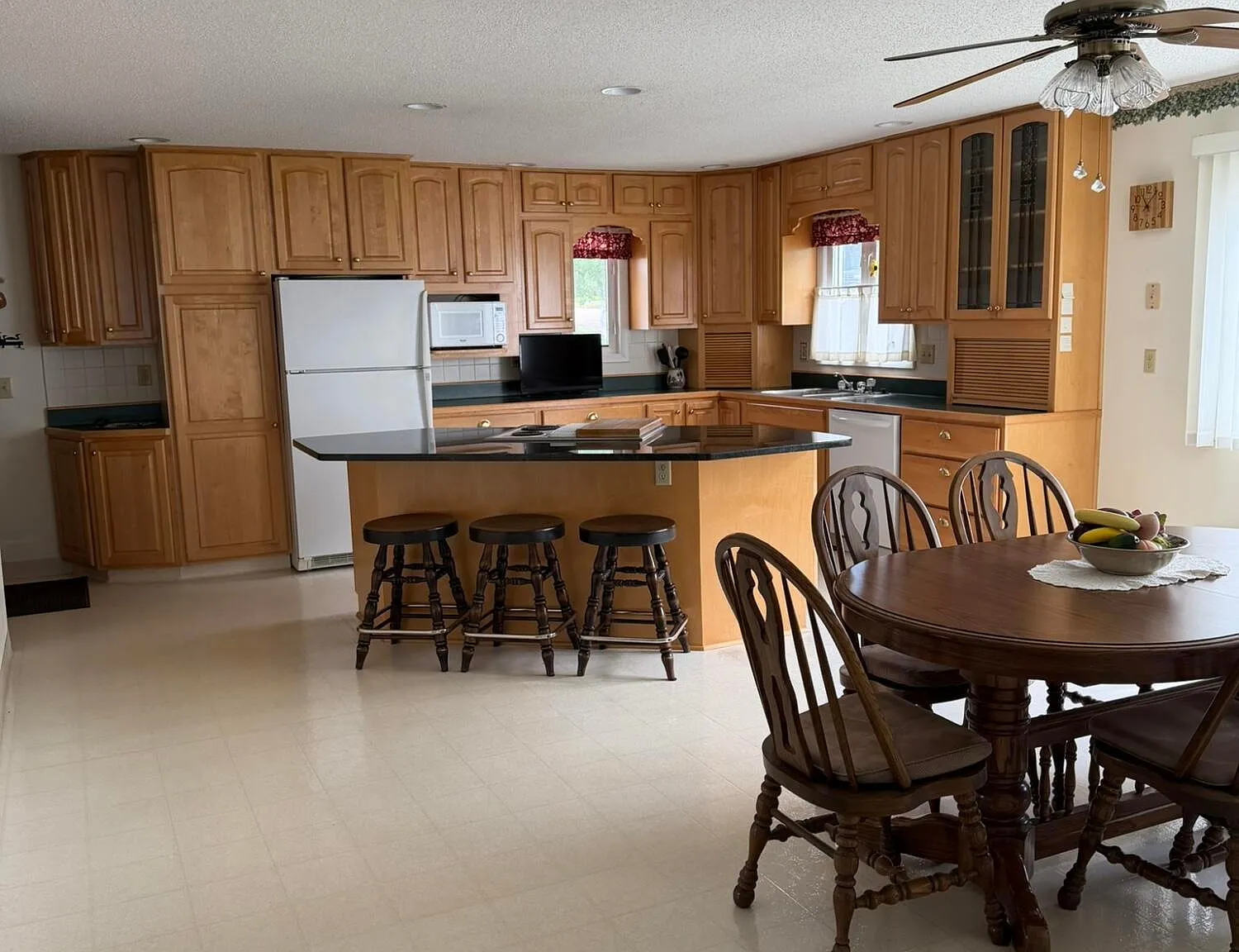 4 bed, 2537 sqft, $3,250 — Photo 2