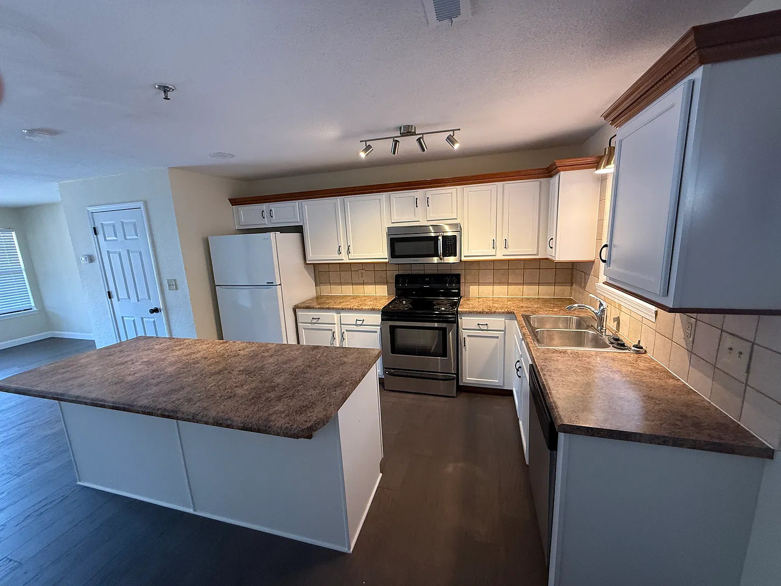 1133 Acacia Club Rd — Photo 2