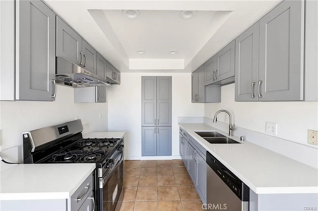 3 bed, 1098 sqft, $3,150 — Photo 3