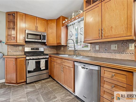5th image of 8 Parkway Pl