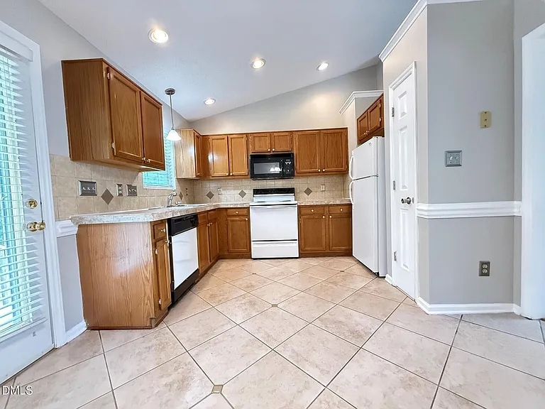 610 E Jones Ave — Photo 5