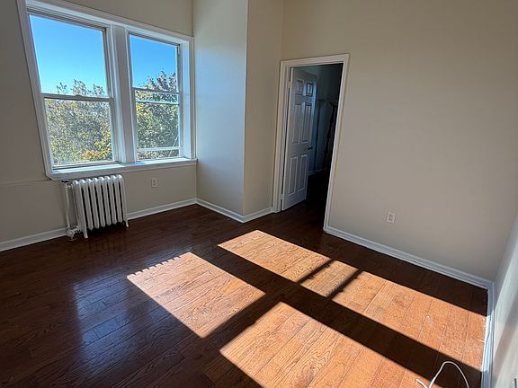 2nd image of 967 Summit Ave #34