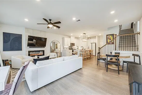 3 bed, 1810 sqft, $2,800 — Photo 2