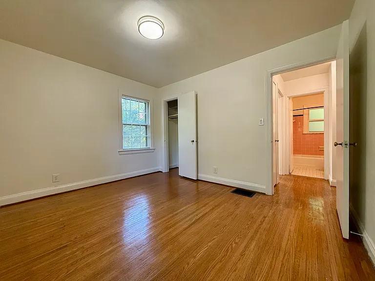 2466 Grinstead Dr — Photo 23