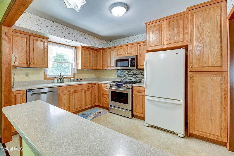 5th image of 14 Elmwood Avenue