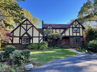 5618 Mountain Rd, Brighton, MI 48116