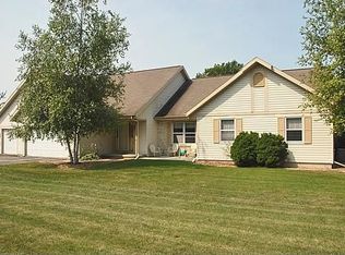 W9580 Gusta Ln, Cambridge, WI 53523