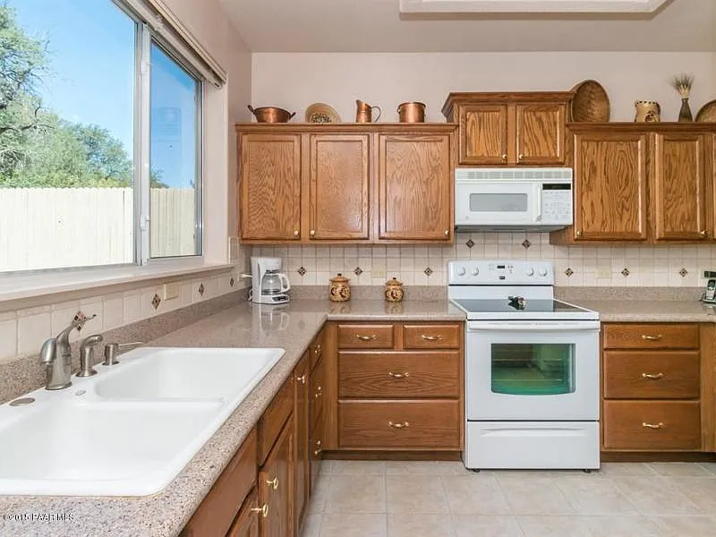 3 bed, 2.5 bath, 1628 sqft, $2,400 — Photo 4