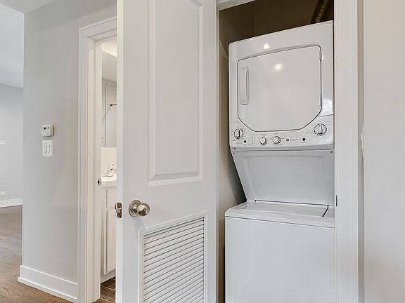 5th image of 352 W Dickens Ave #11M