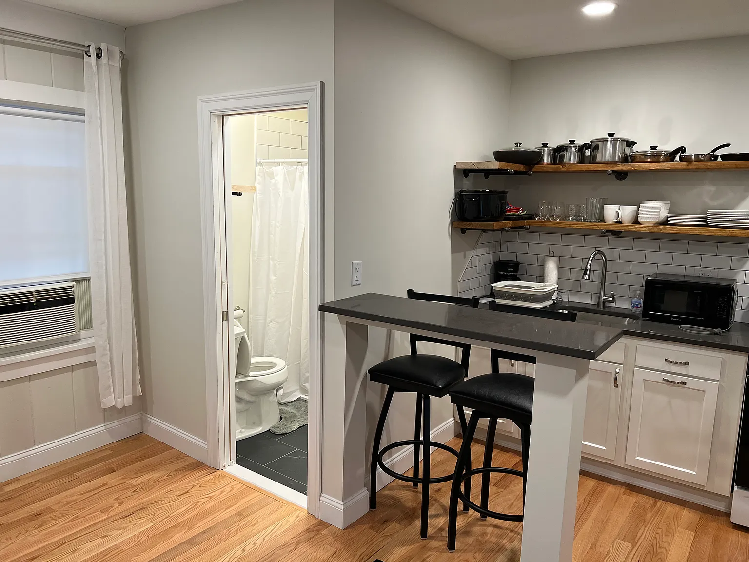 Studio, 300 sqft, $1,200 — Photo 4