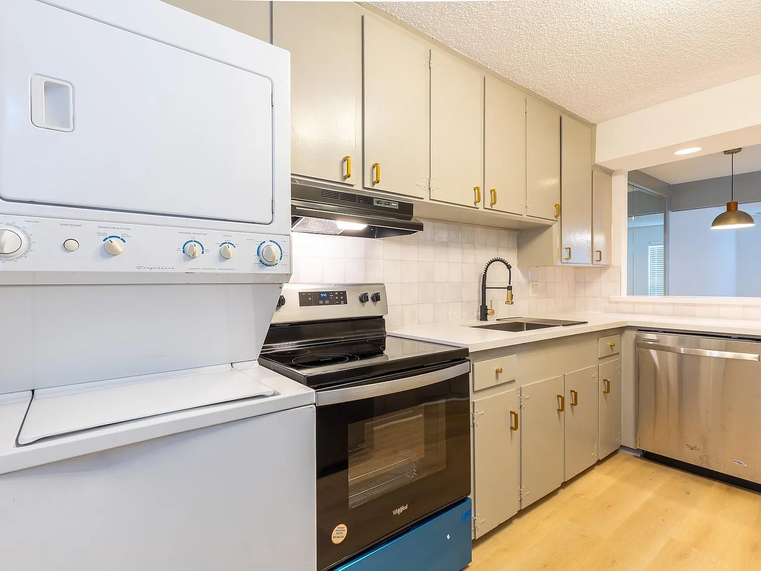 1 bed, 1.5 bath, 664 sqft, $1,295 — Photo 2