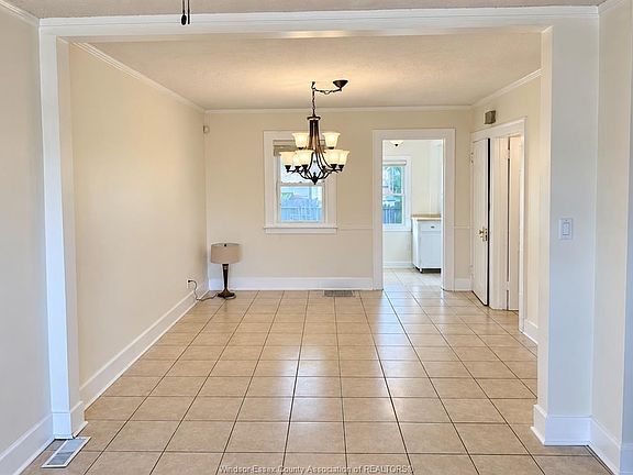 4th image of 1057 Ellis St E