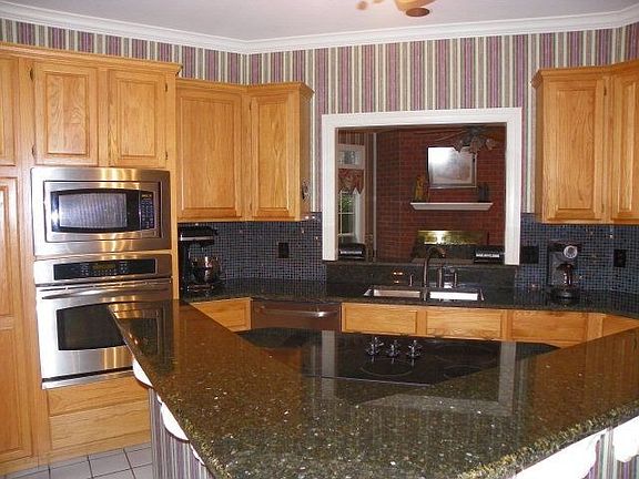 5th image of 302 Carriage Dr