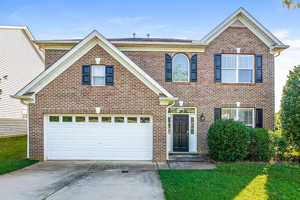 4 bed, 2.5 bath, 2560 sqft, $2,205 — Photo 1
