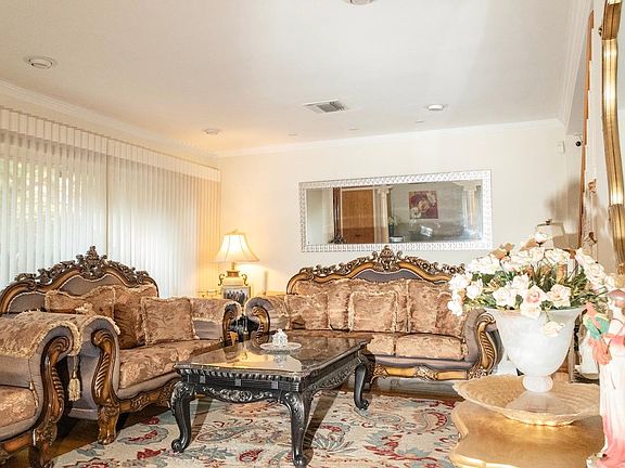 4th image of 24838 Thornhill Ave