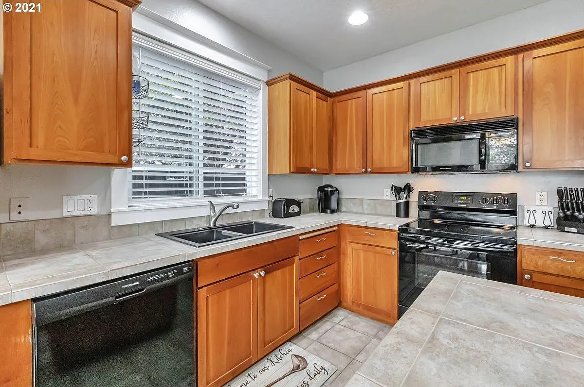 4933 SW Wentworth Ter — Photo 3