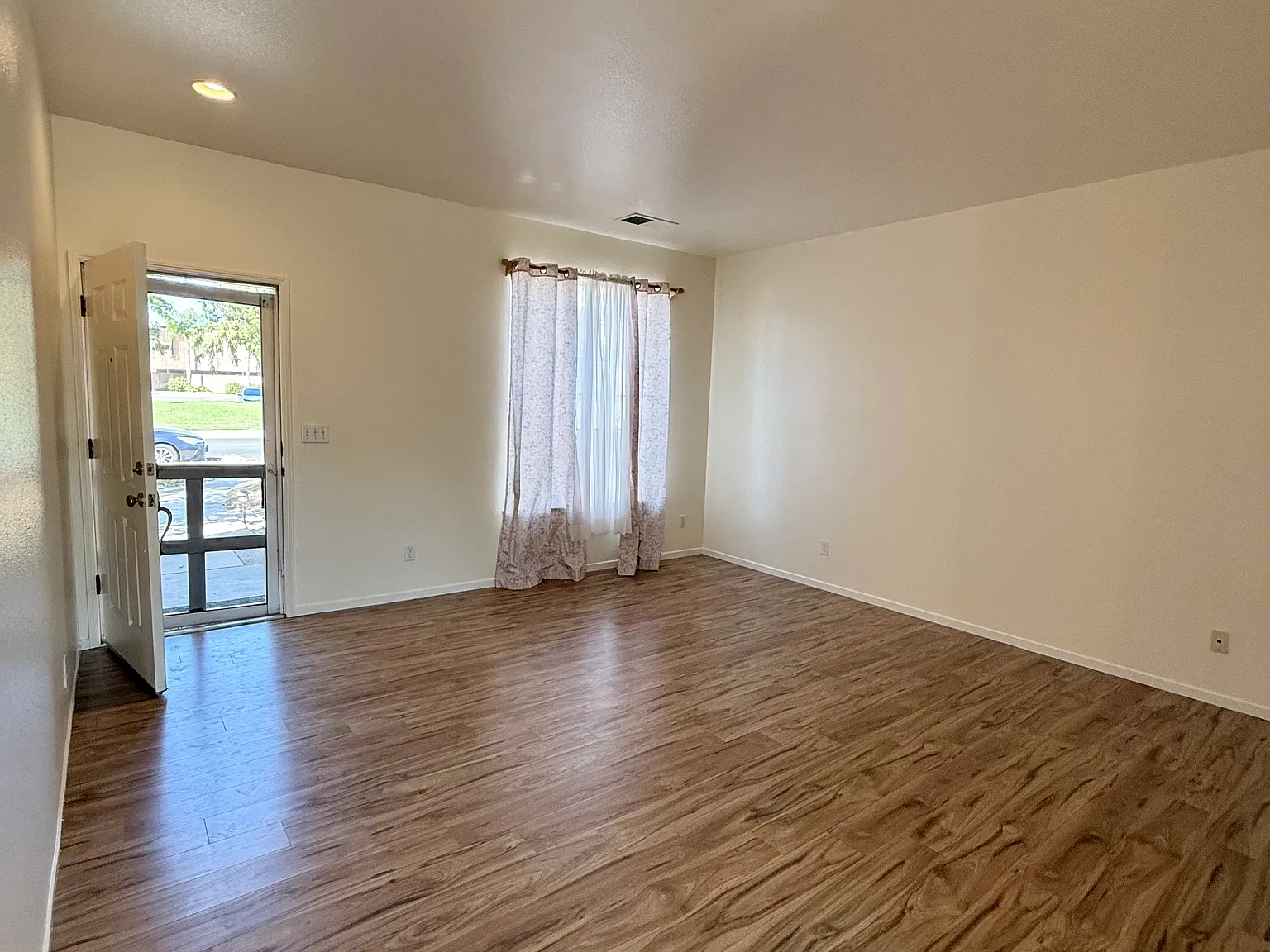 3 bed, 1328 sqft, $2,150 — Photo 4