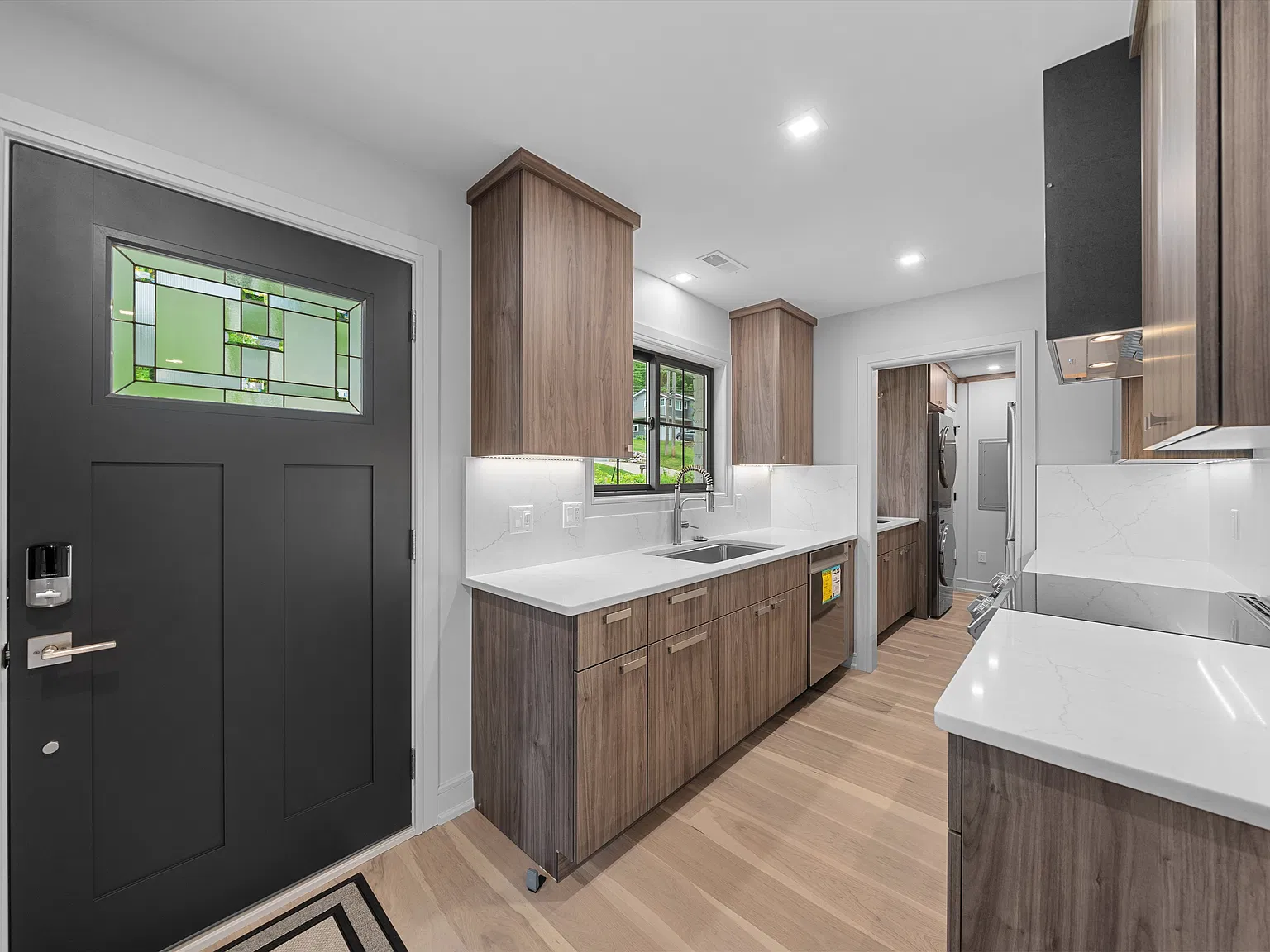 2 bed, 1050 sqft, $3,550 — Photo 2