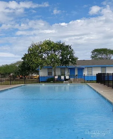 Admiral and Brittany Apartments — Photo 1