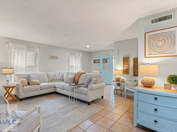 302 E Island Square Dr, Saint Simons Island, GA 31522