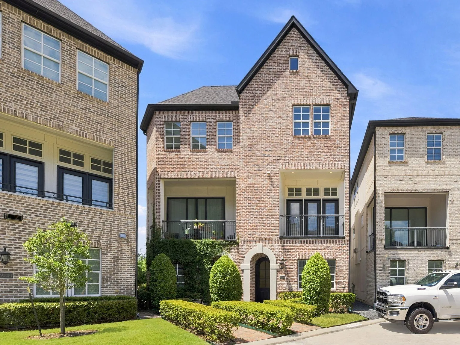 3 bed, 3.5 bath, 2106 sqft, $2,645 — Photo 1