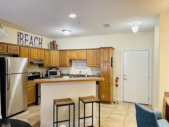 5th image of 16016 Lemoyne Blvd #813