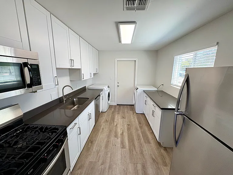 217 N Elm St #E — Photo 8