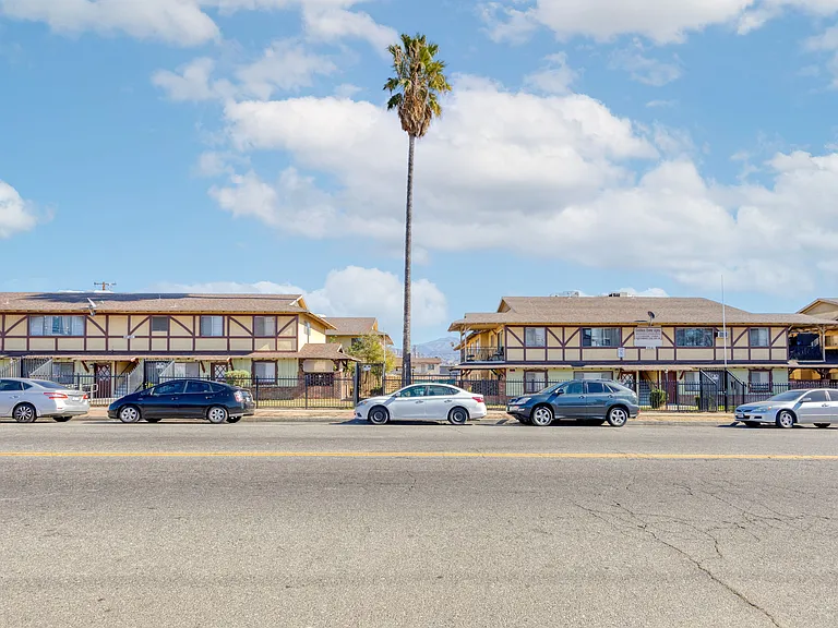 Golden Date Apartments — Photo 3