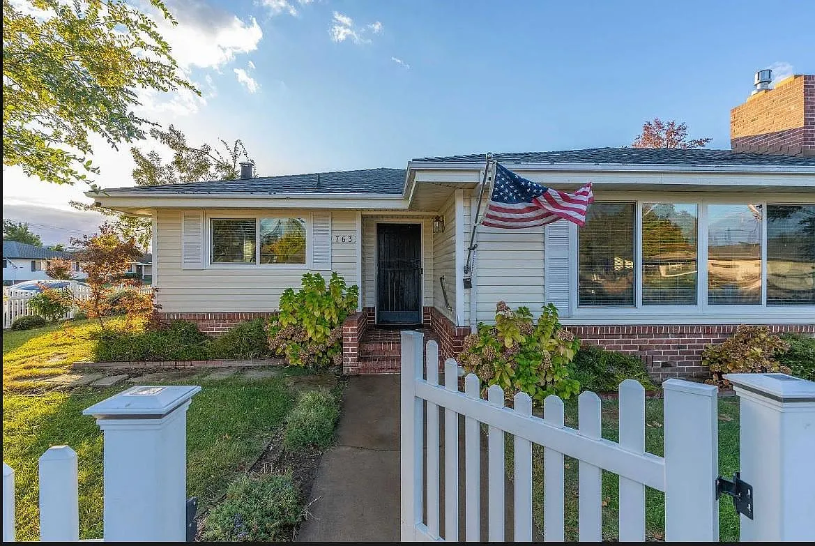 3 bed, 1556 sqft, $2,800 — Photo 1