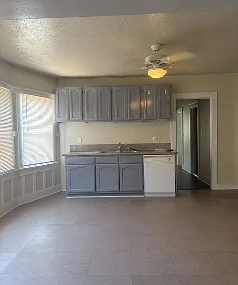 828 1/2 W 40th Pl #828-1/2 — Photo 2