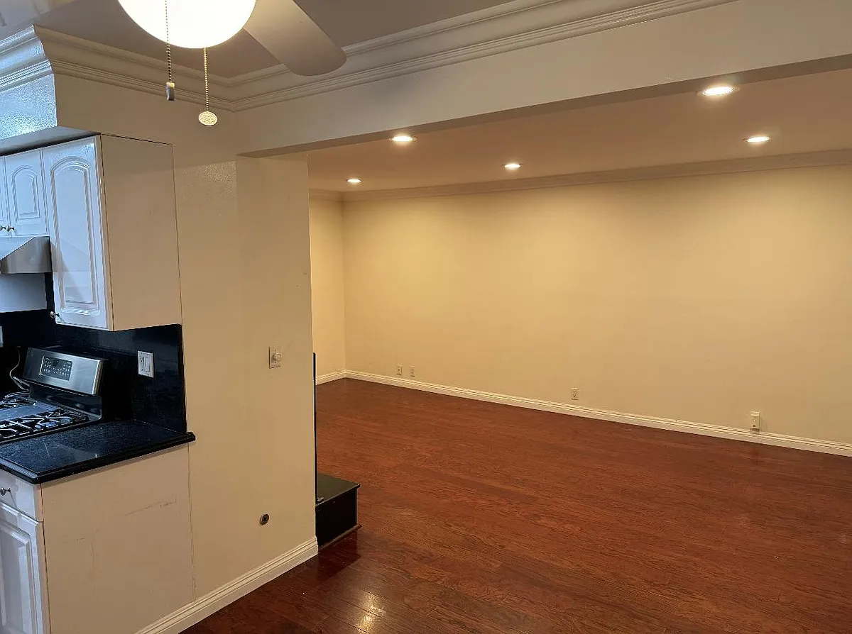 Building Photo - 924 9th St #5