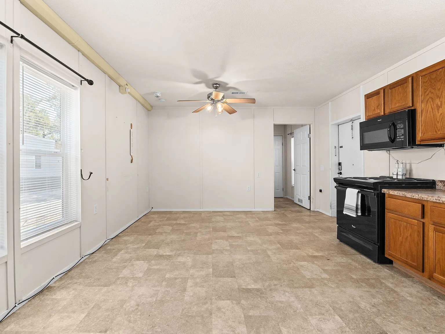 2 bed, 896 sqft, $1,100 — Photo 3