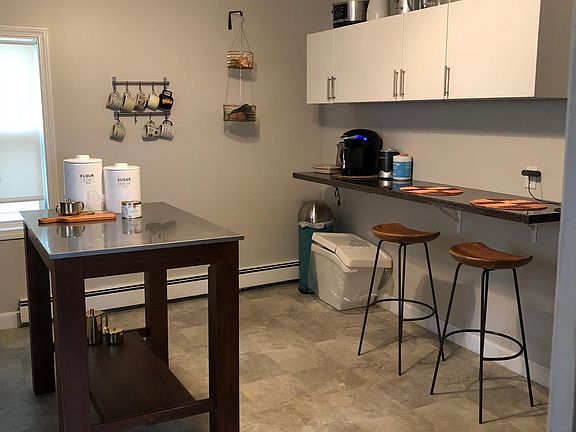 5th image of 275 Carpenter St #1