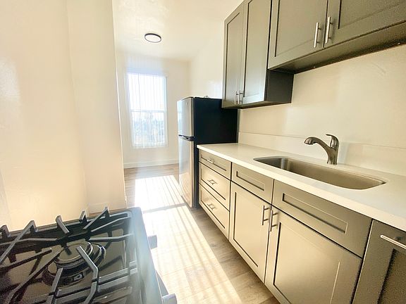 3rd image of 974 S Gramercy Pl APT 301
