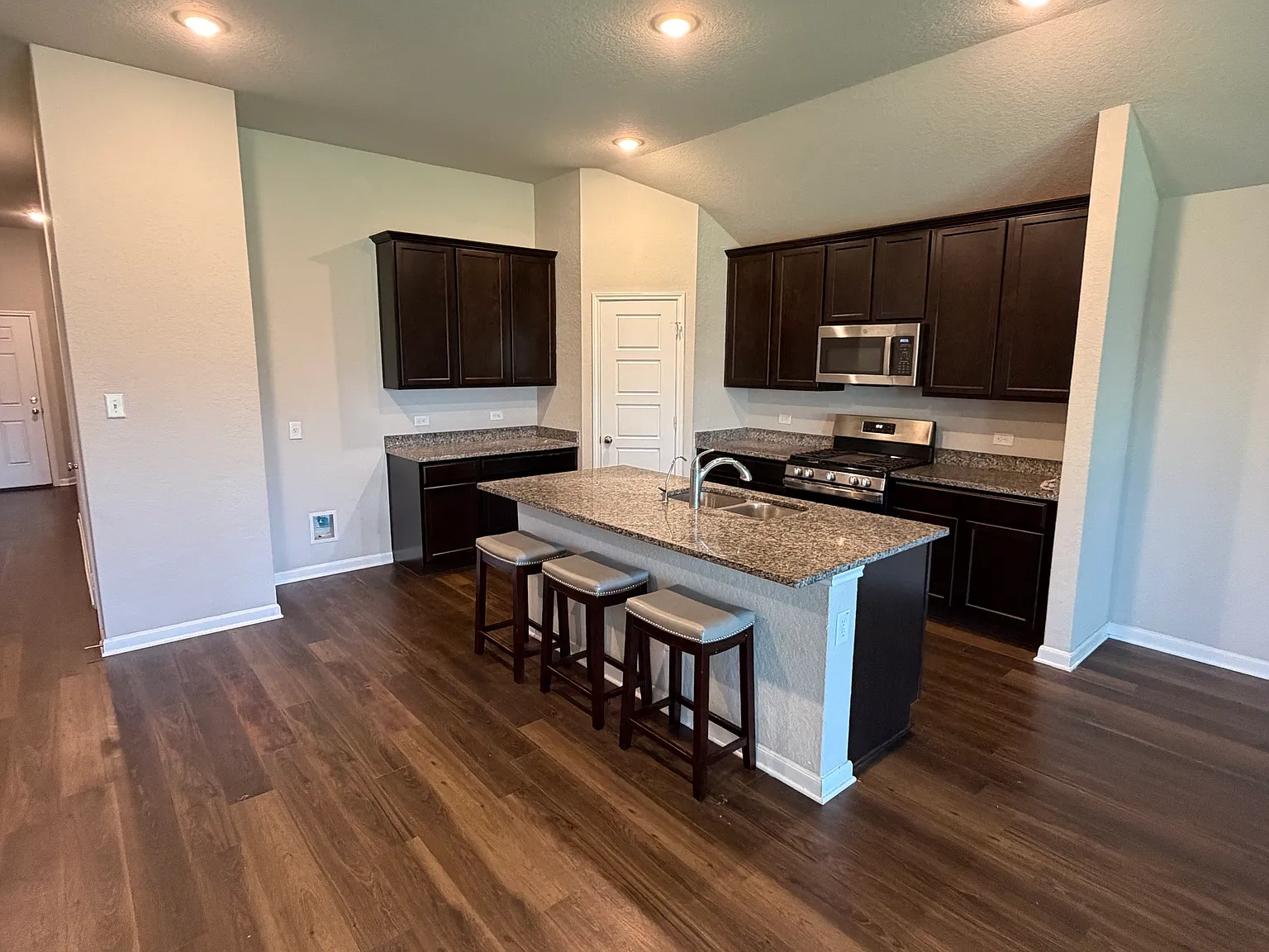 3 bed, 1831 sqft, $2,150 — Photo 2