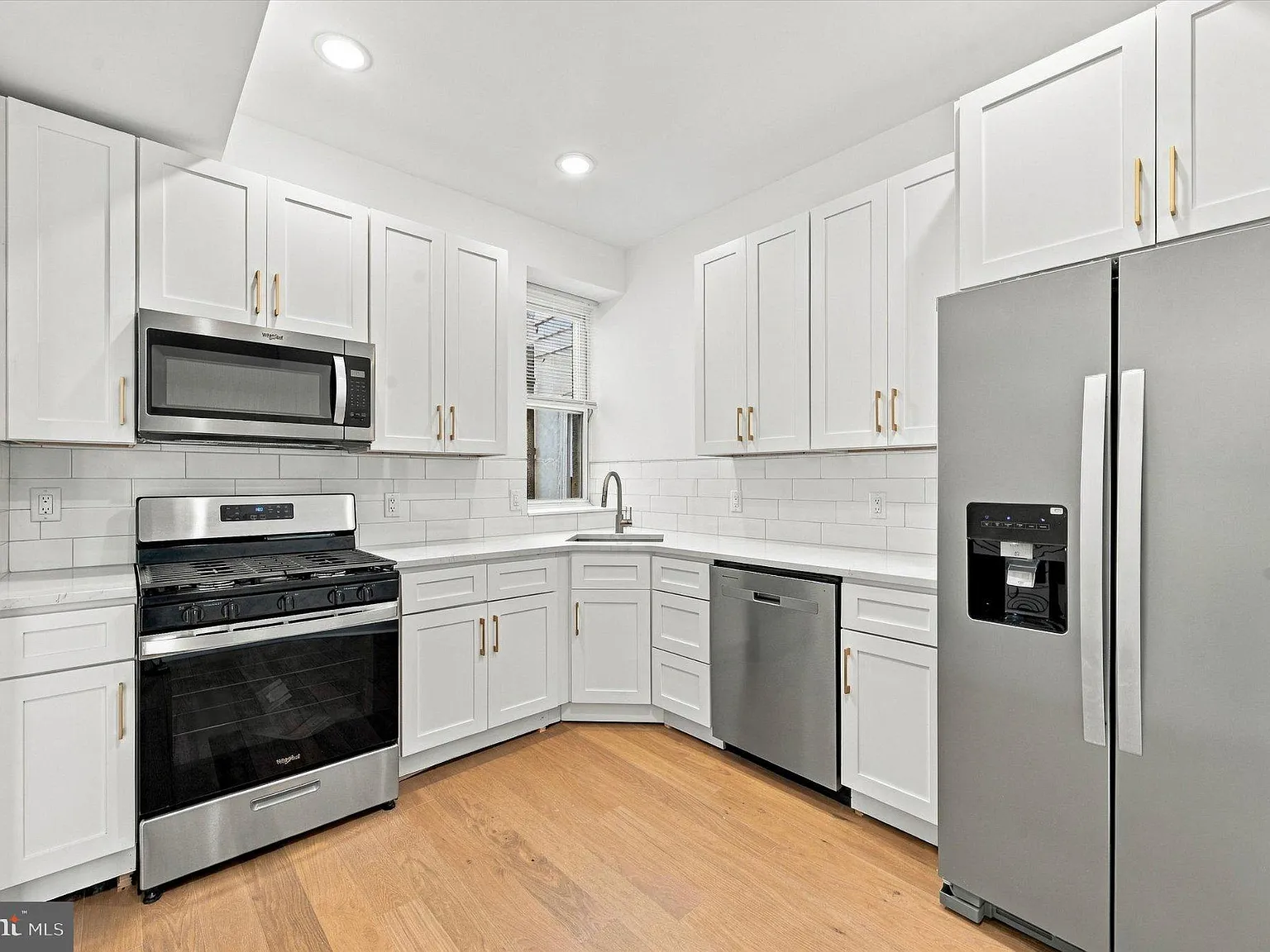 3 bed, 1.0 bath, 1872 sqft, $2,700 — Photo 3
