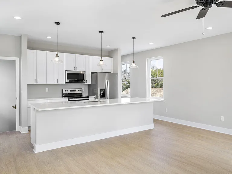 2028 Arbutus Ave — Photo 4