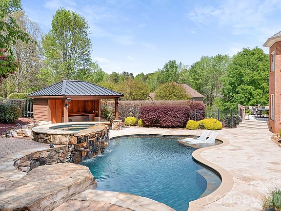 4th image of 104 Elizabeth Brook Dr