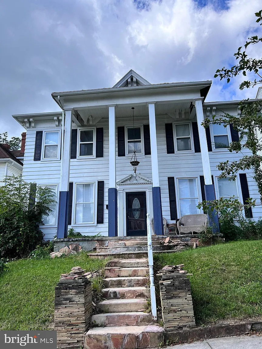 90 W Main St photo 1