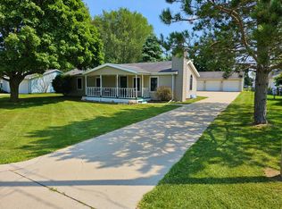 136 Manor Dr, Middleville, MI 49333