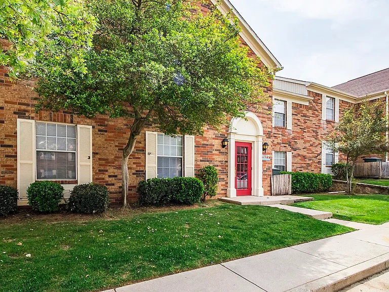 WatersEdge Denton Apartments — Photo 36