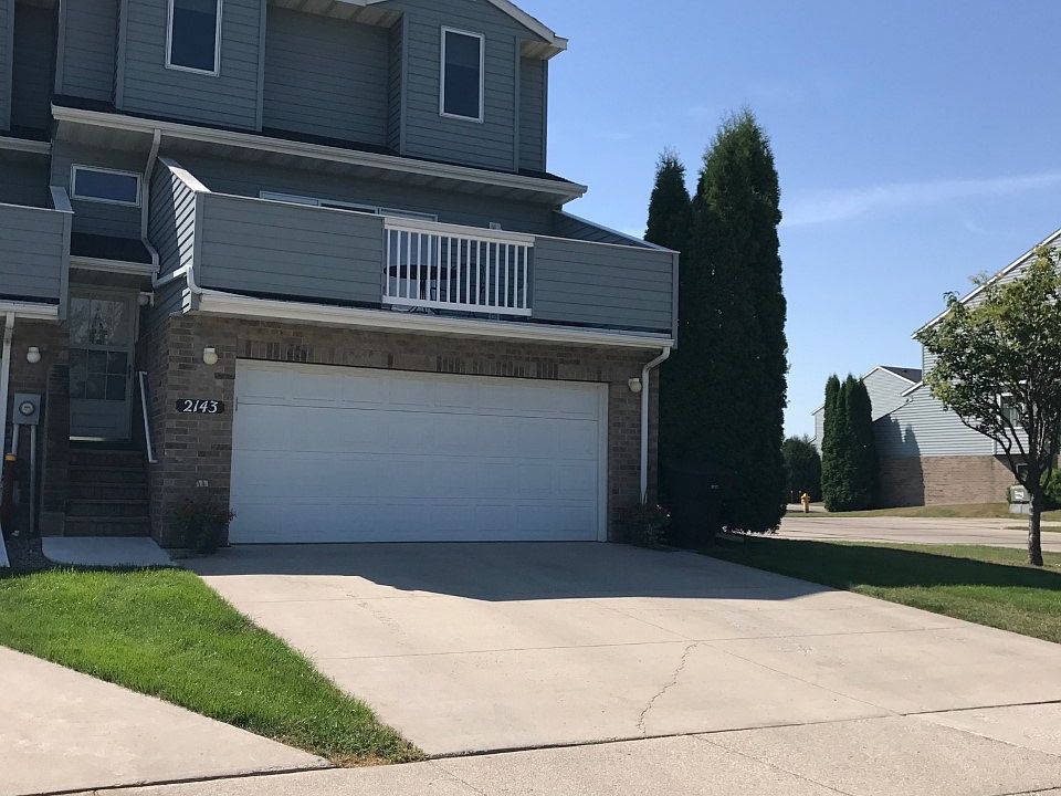 Front of the house, end unit