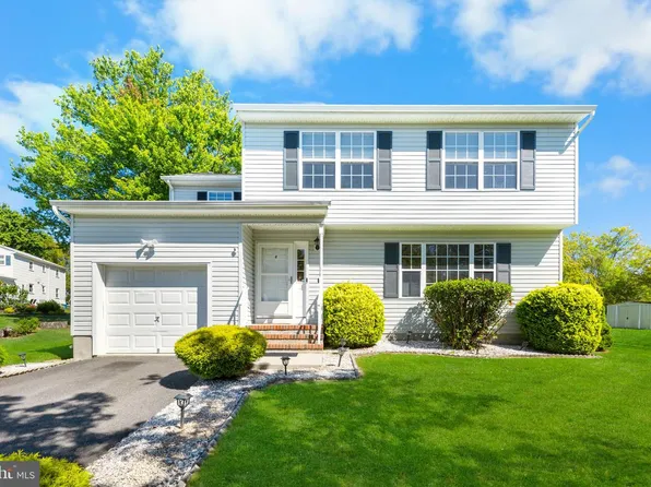 4 Blossom Dr, Ewing, NJ 08638
