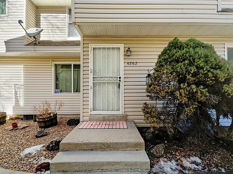 4262 E Maplewood Way — Photo 1