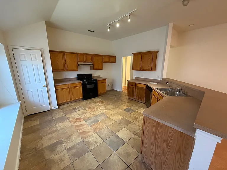 1005 Chelsea Dr — Photo 11