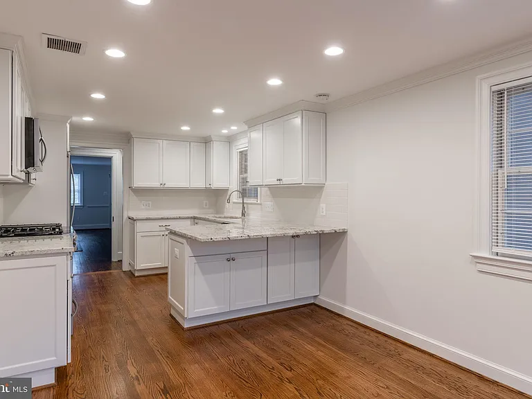 511 Wilkes St — Photo 13