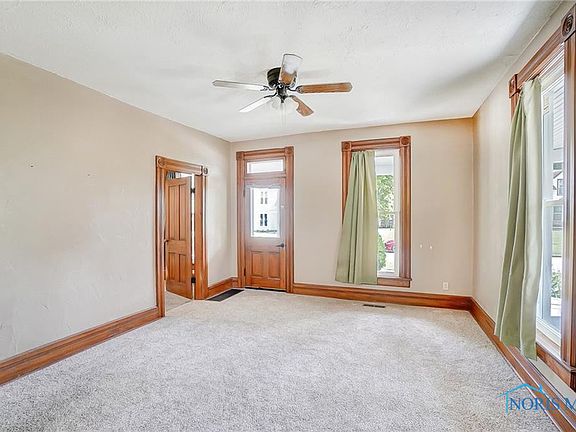 4th image of 919 Leonard St